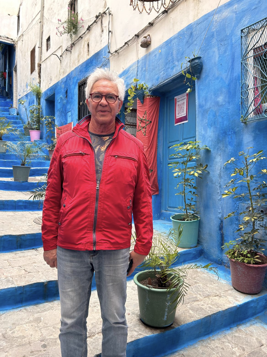 Luis Rodrigues Bretes dans une ruelle bleue de la médina