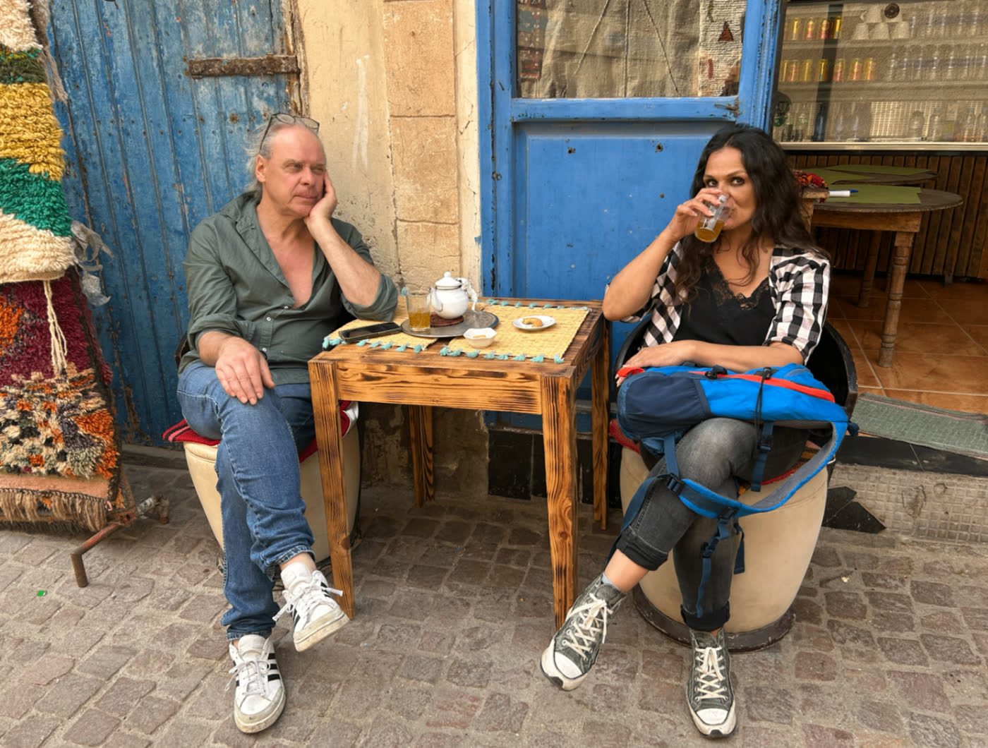 Pause café devant une porte bleue dans la médina