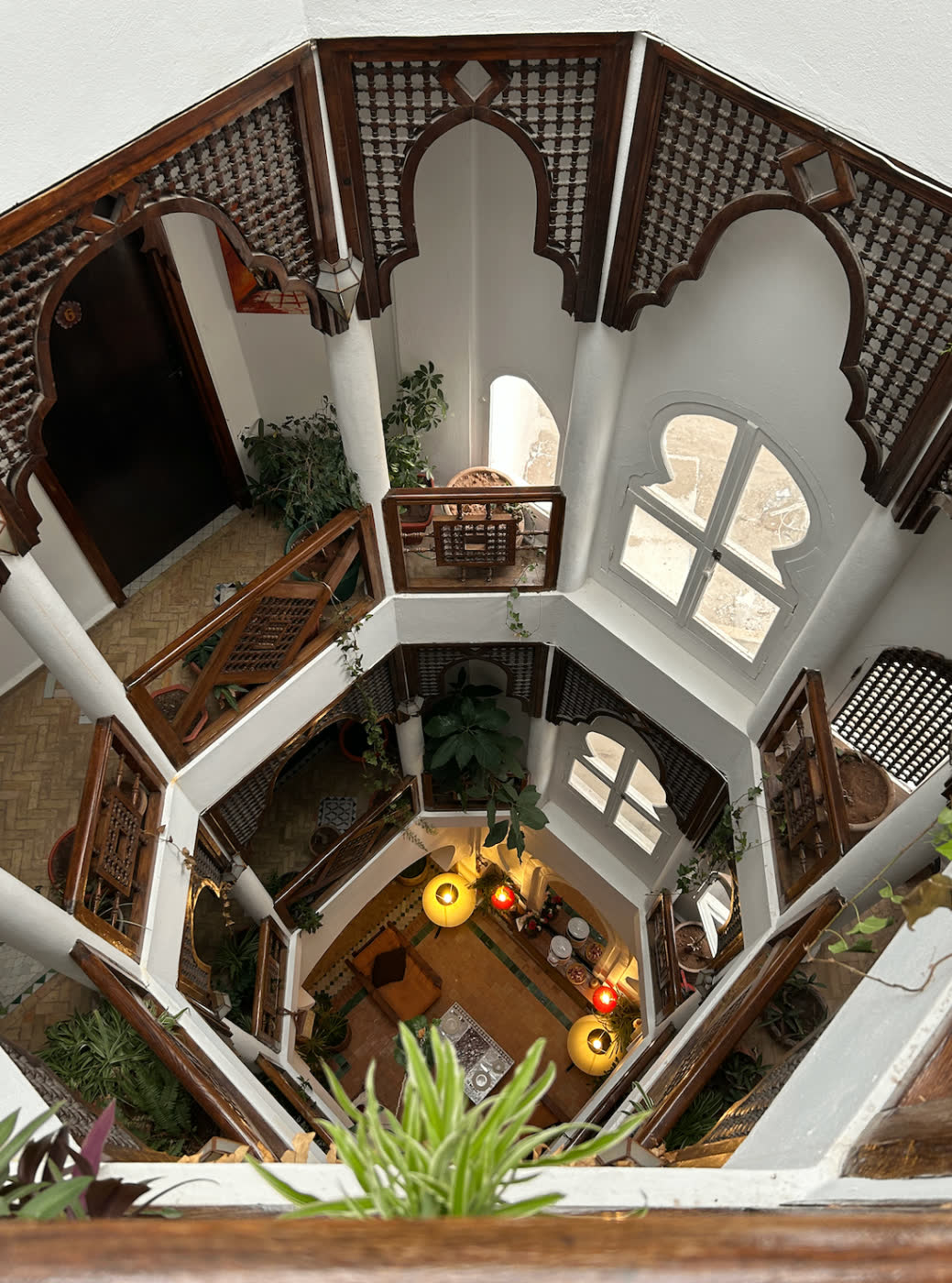 Vue intérieure d'un riad aux arches marocaines