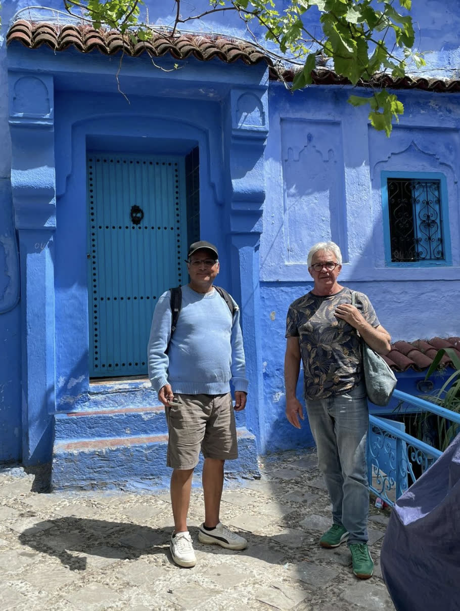 Participants devant une façade bleue à Chefchaouen