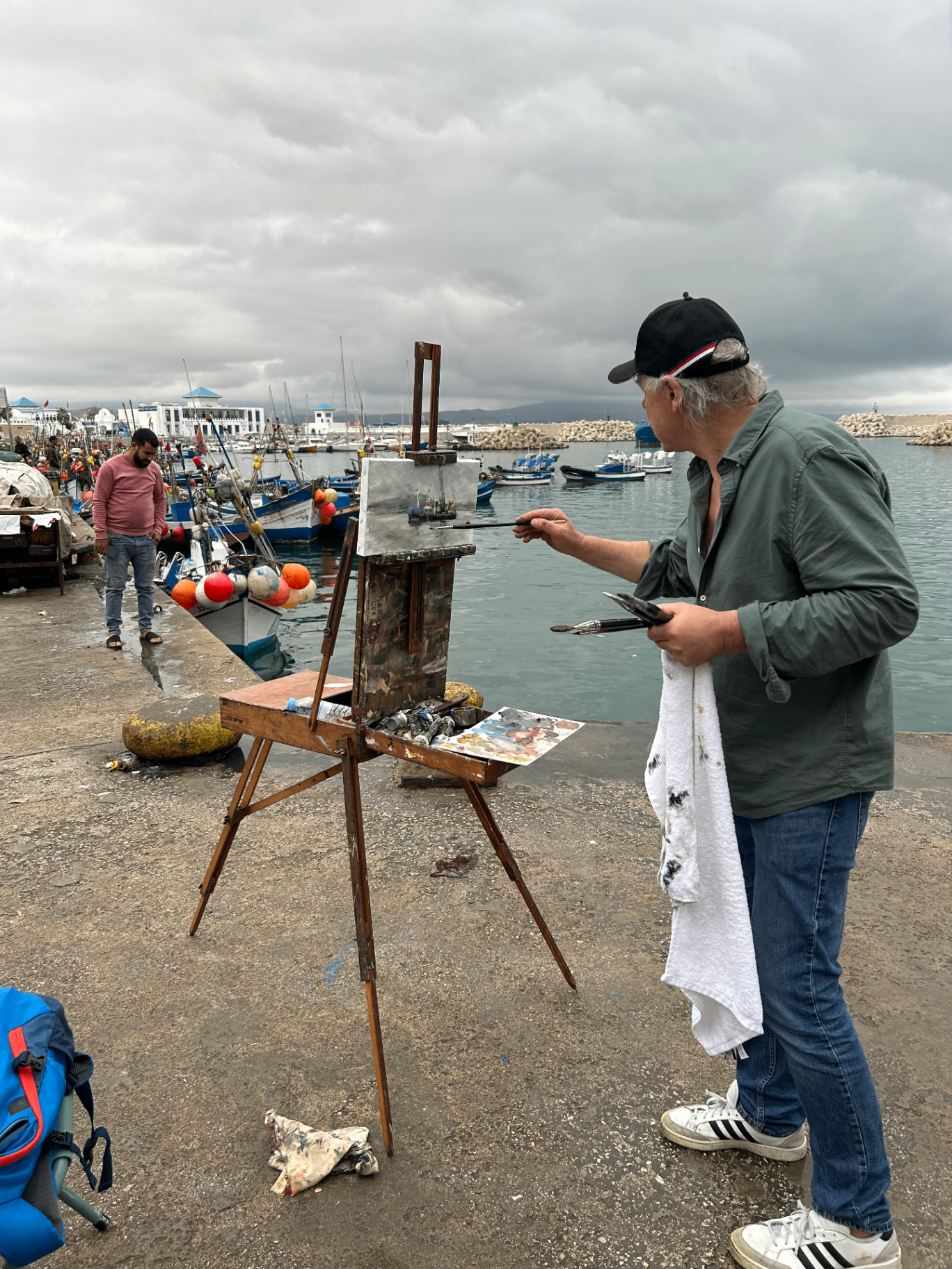Christoff Debusschere peignant sur le motif au port de Tanger